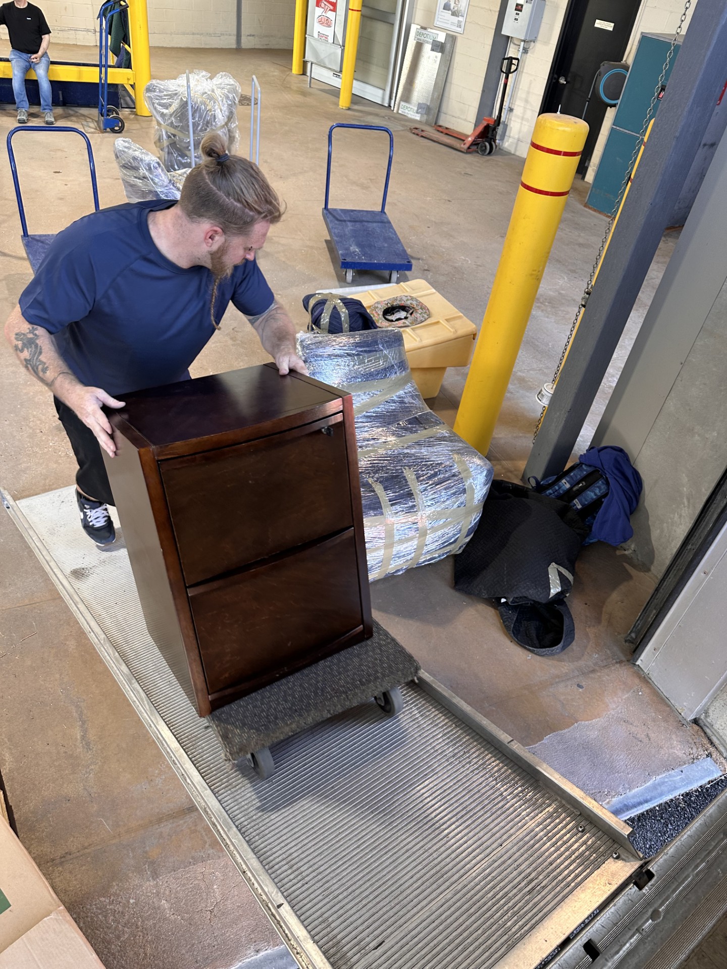 Loading a Montreal duplex spiral staircase