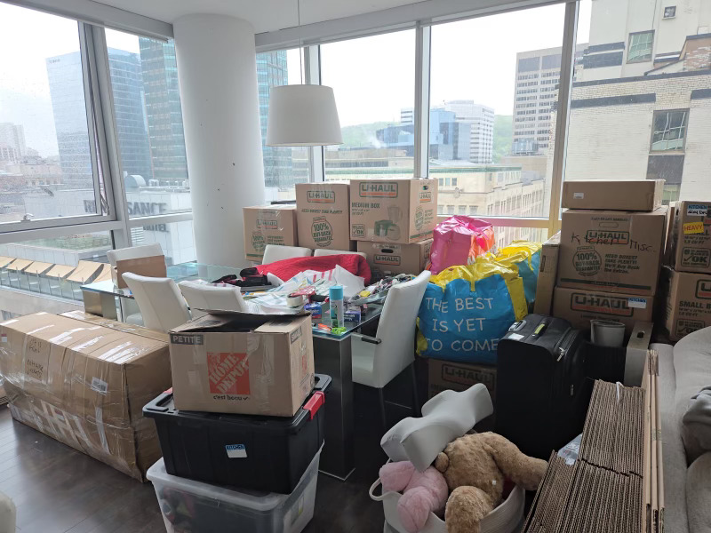 Allo Moving crew loading a residential move in Montreal